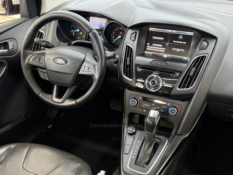 FORD FOCUS 2.0 TITANIUM FASTBACK 16V 2016/2016 FOCAR VEÍCULOS CAXIAS DO SUL / Carros no Vale