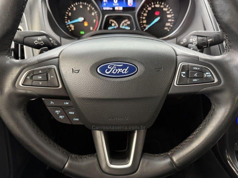 FORD FOCUS 2.0 TITANIUM FASTBACK 16V 2016/2016 FOCAR VEÍCULOS CAXIAS DO SUL / Carros no Vale