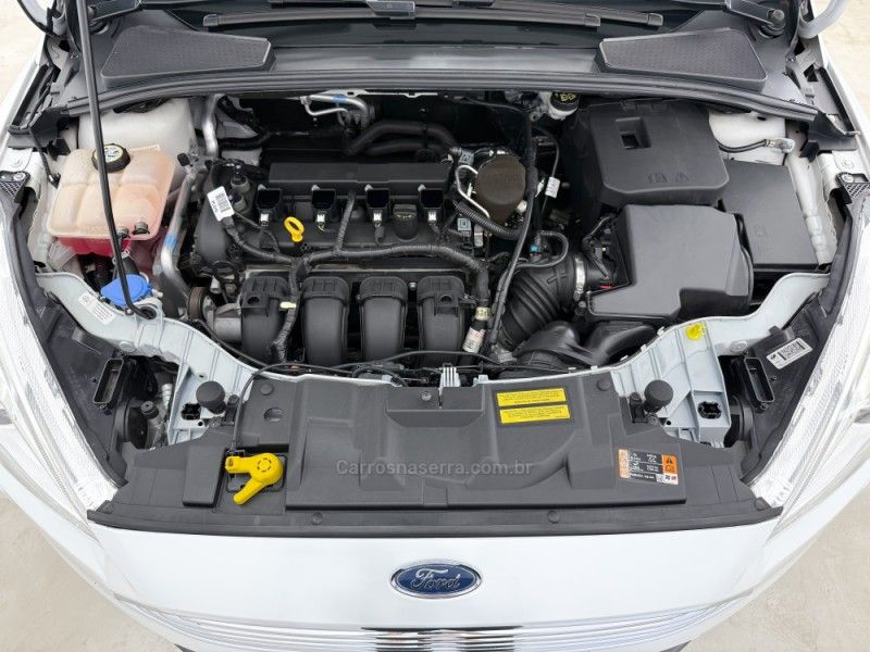 FORD FOCUS 2.0 TITANIUM FASTBACK 16V 2016/2016 FOCAR VEÍCULOS CAXIAS DO SUL / Carros no Vale
