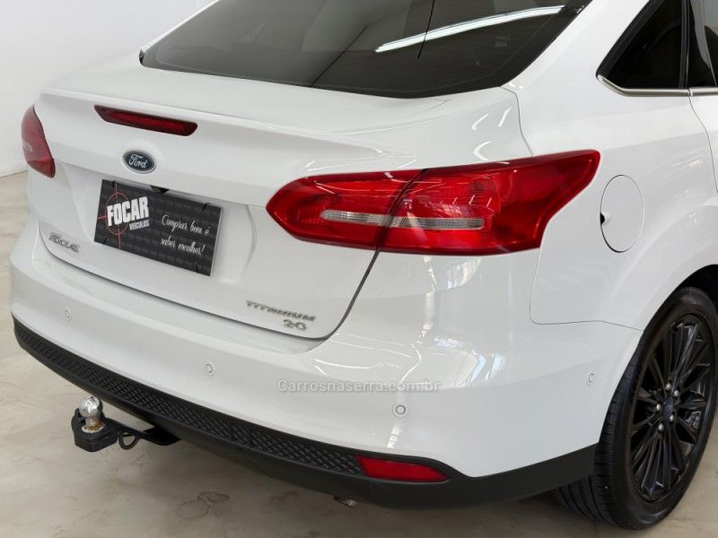 FORD FOCUS 2.0 TITANIUM FASTBACK 16V 2016/2016 FOCAR VEÍCULOS CAXIAS DO SUL / Carros no Vale