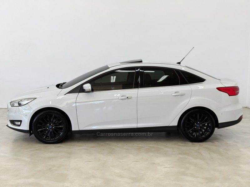 FORD FOCUS 2.0 TITANIUM FASTBACK 16V 2016/2016 FOCAR VEÍCULOS CAXIAS DO SUL / Carros no Vale
