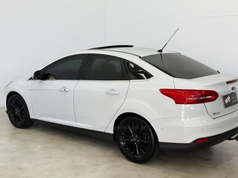 FORD FOCUS 2.0 TITANIUM FASTBACK 16V 2016/2016 FOCAR VEÍCULOS CAXIAS DO SUL / Carros no Vale