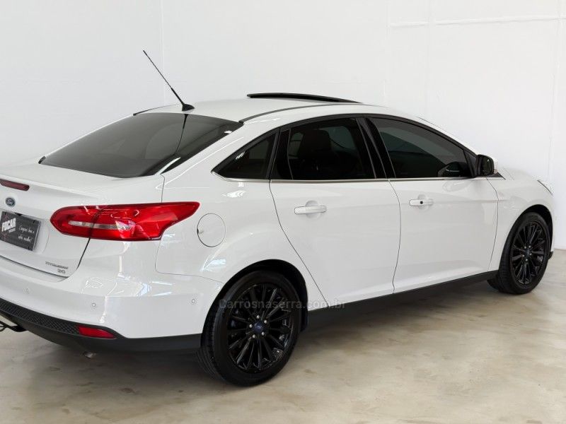FORD FOCUS 2.0 TITANIUM FASTBACK 16V 2016/2016 FOCAR VEÍCULOS CAXIAS DO SUL / Carros no Vale