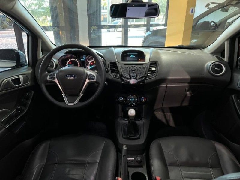 FORD FIESTA 1.6 TITANIUM HATCH 16V 2014/2015 PRIME MULTIMARCAS CAXIAS DO SUL / Carros no Vale