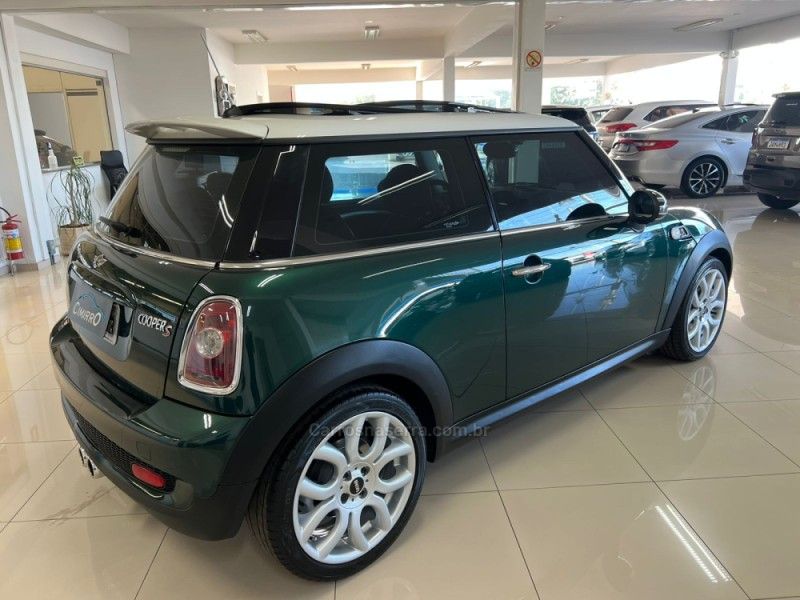 MINI COOPER 1.6 S 16V TURBO 2010/2010 CIMIRRO AUTOMÓVEIS TAQUARA / Carros no Vale