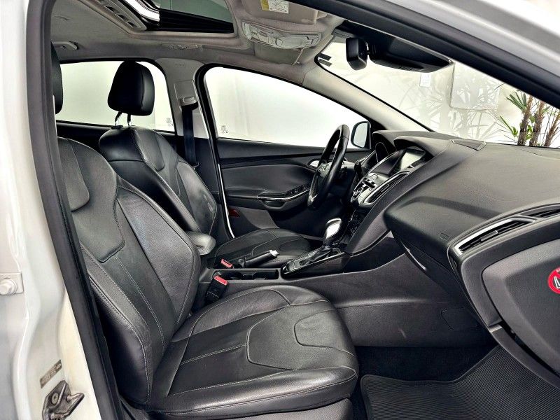 FORD FOCUS 2.0 TITANIUM PLUS HATCH 16V AUTO 2015/2016 ANDRIGO VEÍCULOS CAXIAS DO SUL / Carros no Vale