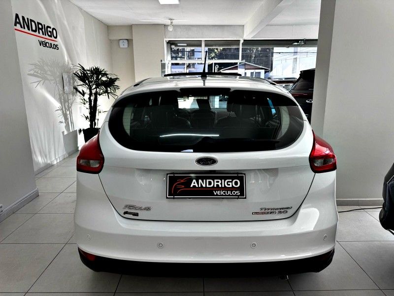 FORD FOCUS 2.0 TITANIUM PLUS HATCH 16V AUTO 2015/2016 ANDRIGO VEÍCULOS CAXIAS DO SUL / Carros no Vale