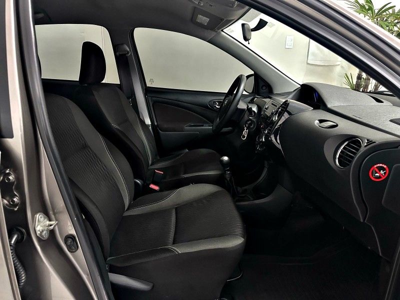 TOYOTA ETIOS 1.5 XS 16V 2017/2018 ANDRIGO VEÍCULOS CAXIAS DO SUL / Carros no Vale
