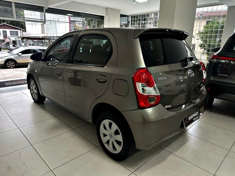 TOYOTA ETIOS 1.5 XS 16V 2017/2018 ANDRIGO VEÍCULOS CAXIAS DO SUL / Carros no Vale