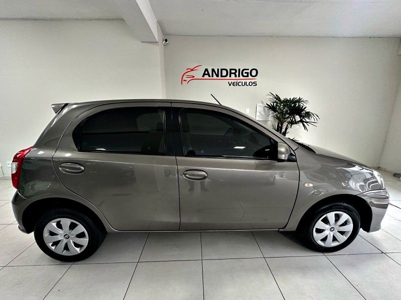 TOYOTA ETIOS 1.5 XS 16V 2017/2018 ANDRIGO VEÍCULOS CAXIAS DO SUL / Carros no Vale