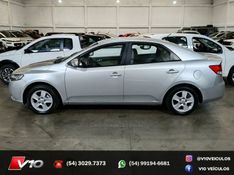 KIA CERATO 1.6 EX2 SEDAN 16V 2010/2011 V10 VEÍCULOS CAXIAS DO SUL / Carros no Vale