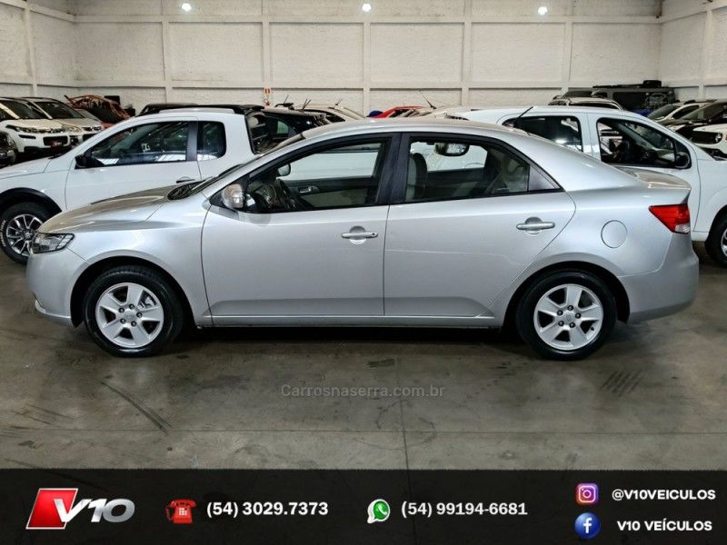 KIA CERATO 1.6 EX2 SEDAN 16V 2010/2011 V10 VEÍCULOS CAXIAS DO SUL / Carros no Vale