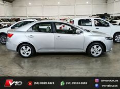 KIA CERATO 1.6 EX2 SEDAN 16V 2010/2011 V10 VEÍCULOS CAXIAS DO SUL / Carros no Vale