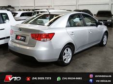 KIA CERATO 1.6 EX2 SEDAN 16V 2010/2011 V10 VEÍCULOS CAXIAS DO SUL / Carros no Vale