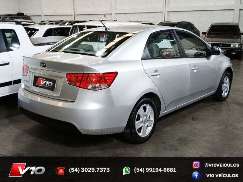 KIA CERATO 1.6 EX2 SEDAN 16V 2010/2011 V10 VEÍCULOS CAXIAS DO SUL / Carros no Vale