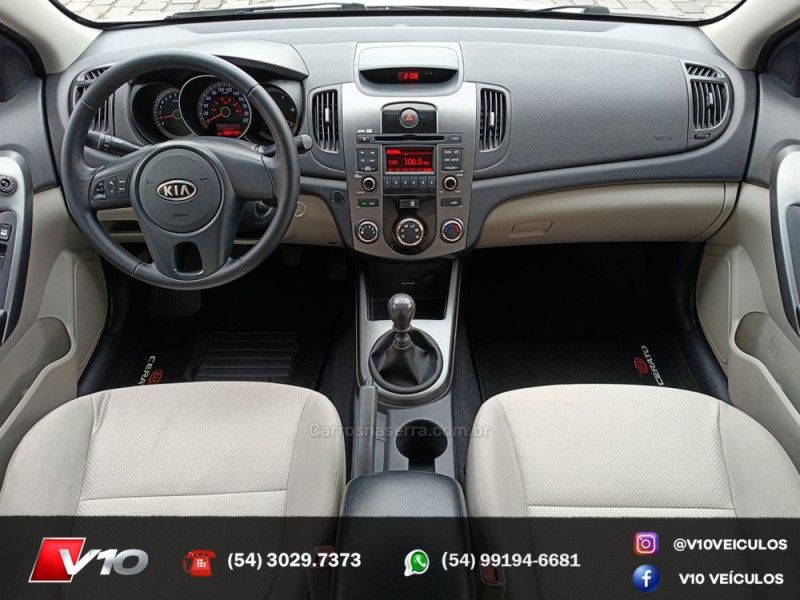 KIA CERATO 1.6 EX2 SEDAN 16V 2010/2011 V10 VEÍCULOS CAXIAS DO SUL / Carros no Vale