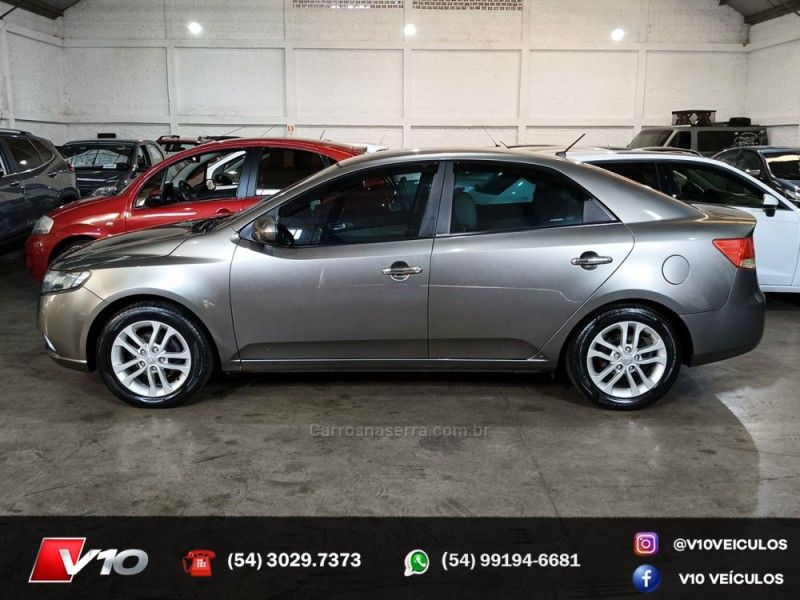KIA CERATO 1.6 SX3 16V 2011/2012 V10 VEÍCULOS CAXIAS DO SUL / Carros no Vale
