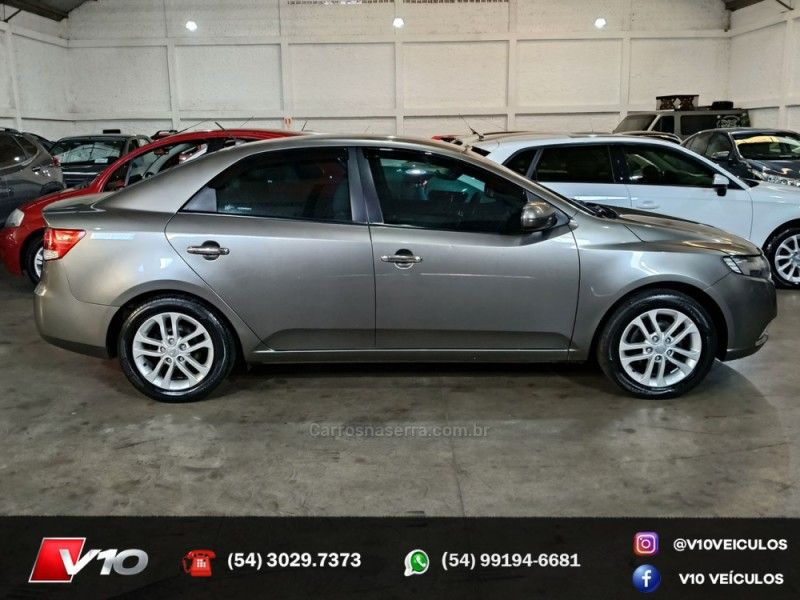 KIA CERATO 1.6 SX3 16V 2011/2012 V10 VEÍCULOS CAXIAS DO SUL / Carros no Vale