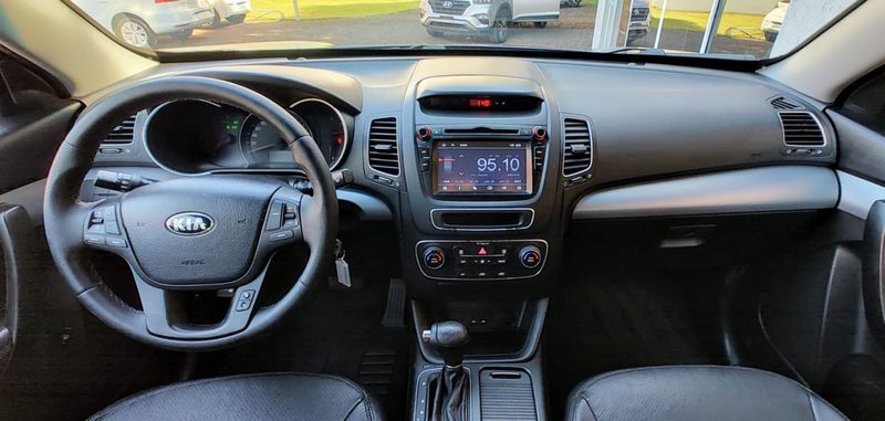 KIA Sorento 2.4 16V 4×2 2013/2014 VALE AUTOMÓVEIS LAJEADO / Carros no Vale