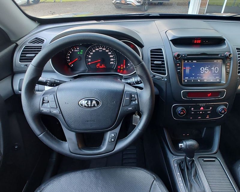 KIA Sorento 2.4 16V 4×2 2013/2014 VALE AUTOMÓVEIS LAJEADO / Carros no Vale