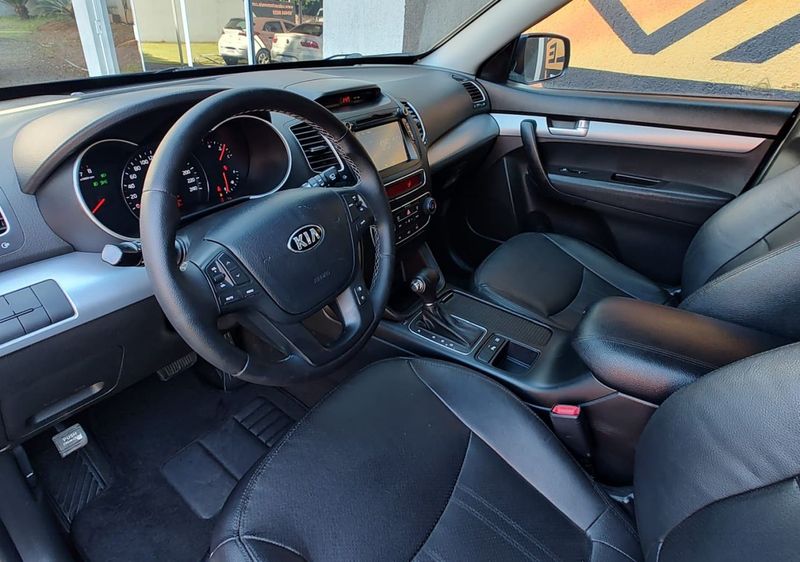 KIA Sorento 2.4 16V 4×2 2013/2014 VALE AUTOMÓVEIS LAJEADO / Carros no Vale