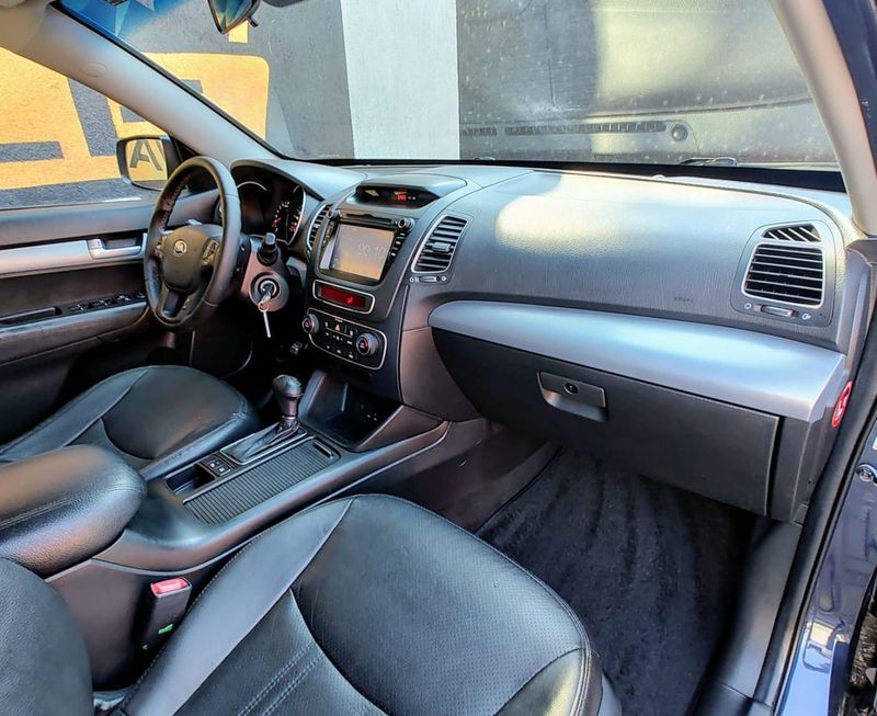 KIA Sorento 2.4 16V 4×2 2013/2014 VALE AUTOMÓVEIS LAJEADO / Carros no Vale