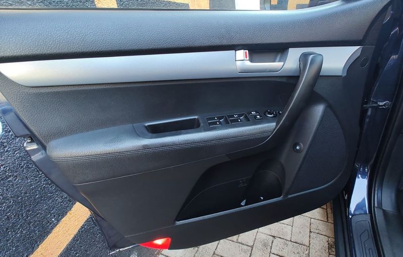 KIA Sorento 2.4 16V 4×2 2013/2014 VALE AUTOMÓVEIS LAJEADO / Carros no Vale