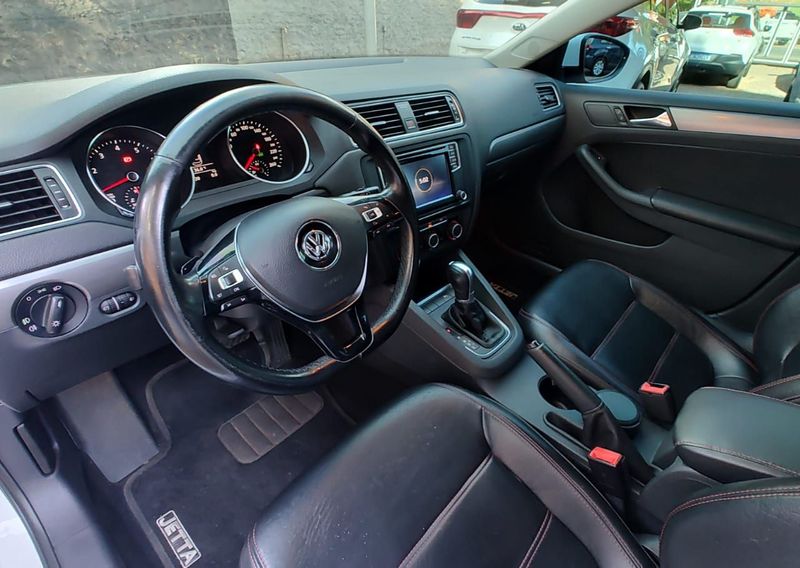 VOLKSWAGEN JETTA Comfortline 1.4 TSI 16V 2016/2017 VALE AUTOMÓVEIS LAJEADO / Carros no Vale