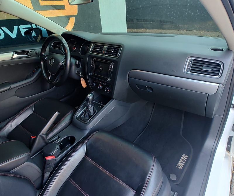 VOLKSWAGEN JETTA Comfortline 1.4 TSI 16V 2016/2017 VALE AUTOMÓVEIS LAJEADO / Carros no Vale