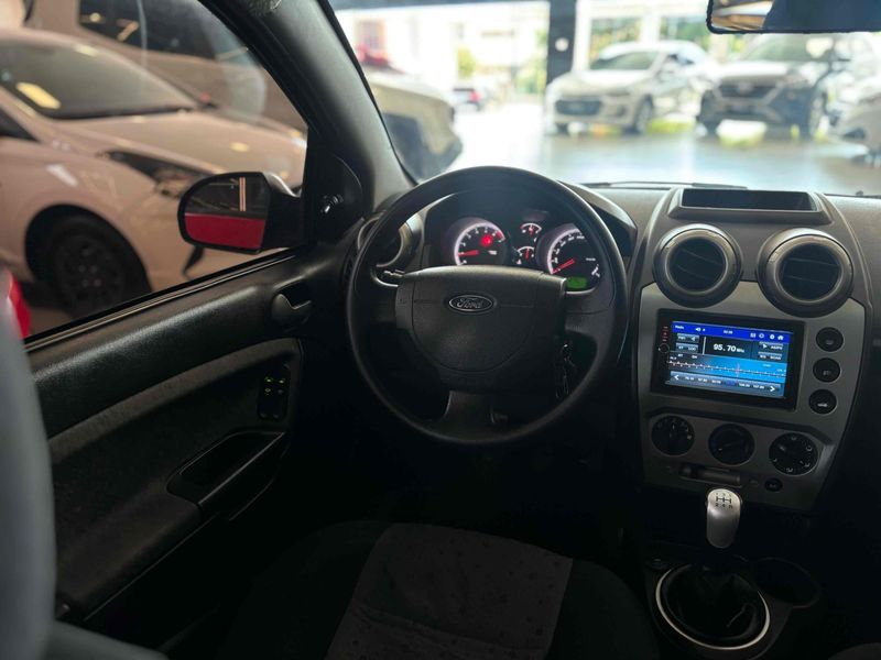 FORD FIESTA 1.0 ROCAM HATCH 8V 2014/2014 LEHMEN VEÍCULOS VENÂNCIO AIRES / Carros no Vale