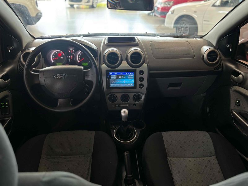 FORD FIESTA 1.0 ROCAM HATCH 8V 2014/2014 LEHMEN VEÍCULOS VENÂNCIO AIRES / Carros no Vale