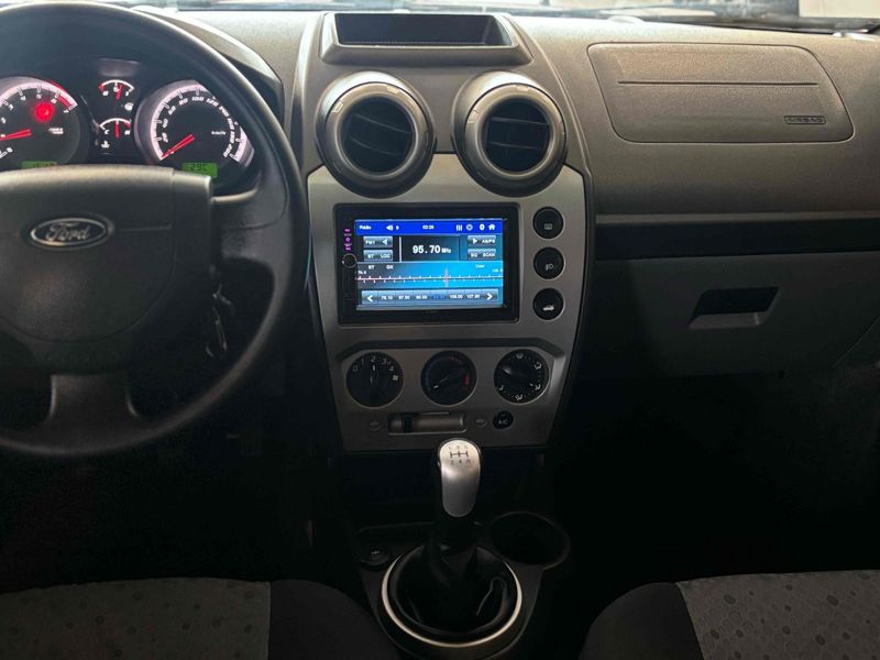 FORD FIESTA 1.0 ROCAM HATCH 8V 2014/2014 LEHMEN VEÍCULOS VENÂNCIO AIRES / Carros no Vale
