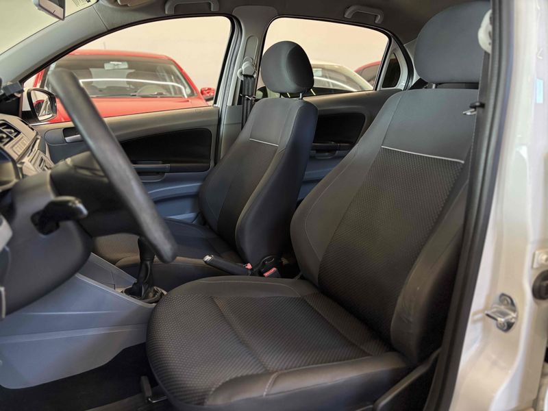 VOLKSWAGEN VOYAGE 1.6 MSI TOTALFLEX COMFORTLINE 2016/2017 LEHMEN VEÍCULOS VENÂNCIO AIRES / Carros no Vale