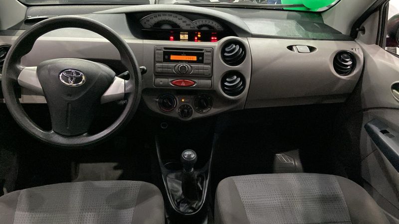 Toyota Etios 1.3 Hb Xs 16v 2012/2013 SIM AUTOMÓVEIS ROLANTE / Carros no Vale