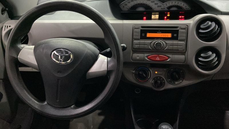 Toyota Etios 1.3 Hb Xs 16v 2012/2013 SIM AUTOMÓVEIS ROLANTE / Carros no Vale