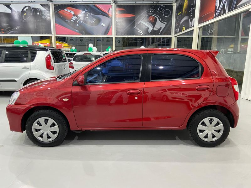 Toyota Etios 1.3 Hb Xs 16v 2012/2013 SIM AUTOMÓVEIS ROLANTE / Carros no Vale