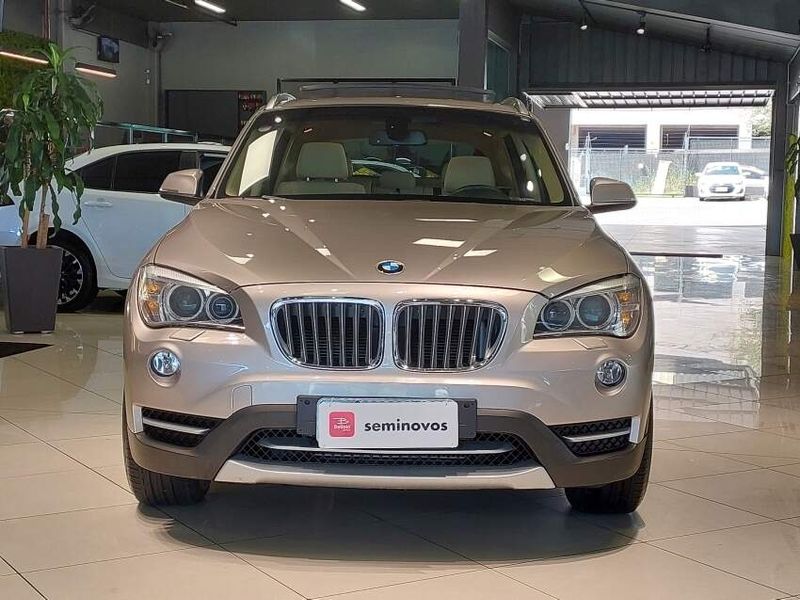 BMW X1 2.0 16V TURBO GASOLINA SDRIVE20I 4P AUTOMÁTICO 2013/2014 BETIOLO NOVOS E SEMINOVOS LAJEADO / Carros no Vale