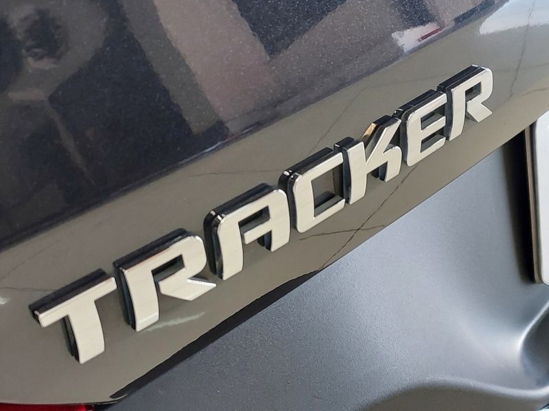 Chevrolet TRACKER 1.0 TURBO FLEX MIDNIGHT AUTOMÁTICO 2023/2024 BETIOLO NOVOS E SEMINOVOS LAJEADO / Carros no Vale