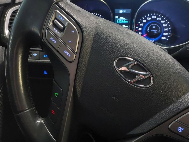 Hyundai SANTA FÉ 3.3 MPFI 4X4 V6 270CV GASOLINA 4P AUTOMÁTICO 2013/2014 BETIOLO NOVOS E SEMINOVOS LAJEADO / Carros no Vale