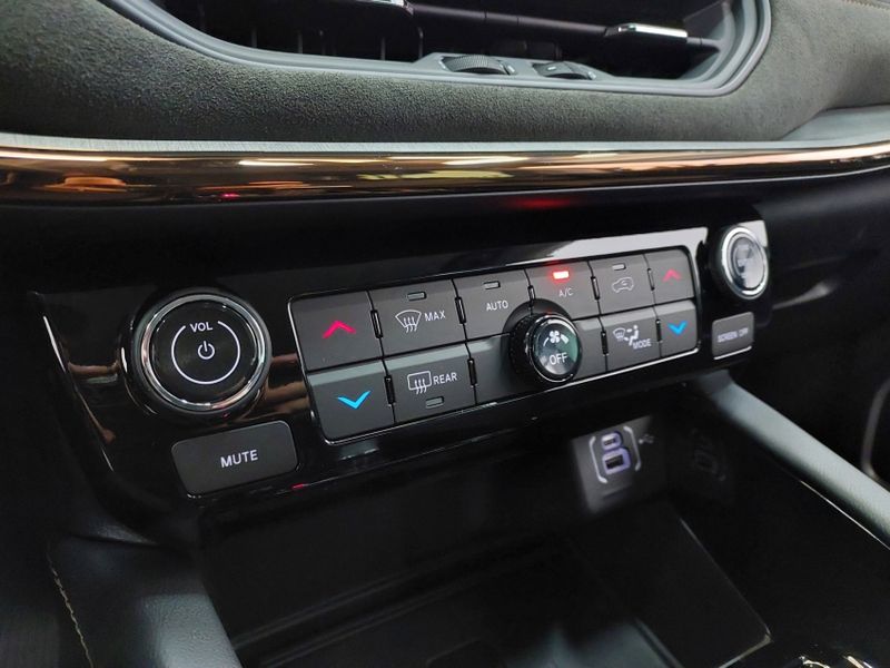 JEEP COMMANDER 1.3 T270 TURBO FLEX LIMITED AT6 2025/2025 BETIOLO NOVOS E SEMINOVOS LAJEADO / Carros no Vale