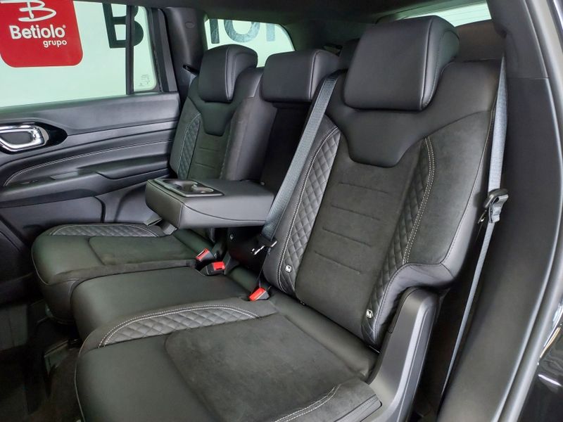 JEEP COMMANDER 2.0 HURRICANE 4 TURBO GASOLINA BLACKHAWK AT9 2025/2025 BETIOLO NOVOS E SEMINOVOS LAJEADO / Carros no Vale