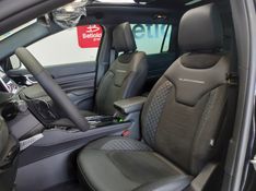 JEEP COMMANDER 2.0 HURRICANE 4 TURBO GASOLINA BLACKHAWK AT9 2025/2025 BETIOLO NOVOS E SEMINOVOS LAJEADO / Carros no Vale