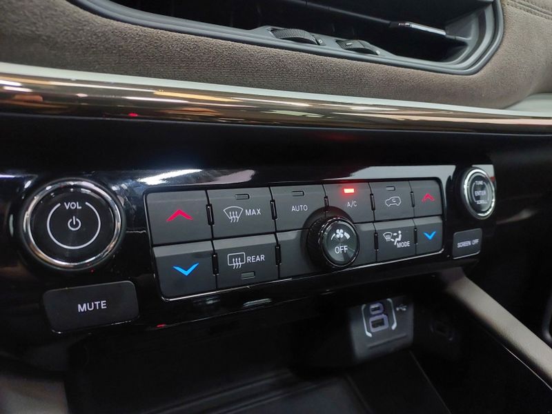 JEEP COMMANDER 2.0 TD380 TURBO DIESEL OVERLAND AT9 2024/2024 BETIOLO NOVOS E SEMINOVOS LAJEADO / Carros no Vale