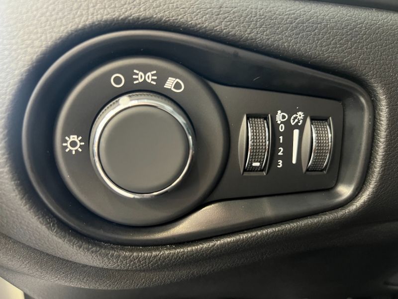 JEEP RENEGADE 1.3 T270 TURBO FLEX LONGITUDE AT6 2025/2025 BETIOLO NOVOS E SEMINOVOS LAJEADO / Carros no Vale