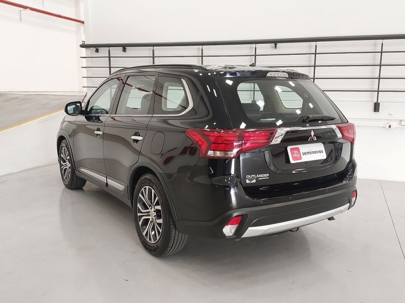 Mitsubishi OUTLANDER 2.2 4X4 16V DIESEL 4P AUTOMÁTICO 2015/2016 BETIOLO NOVOS E SEMINOVOS LAJEADO / Carros no Vale