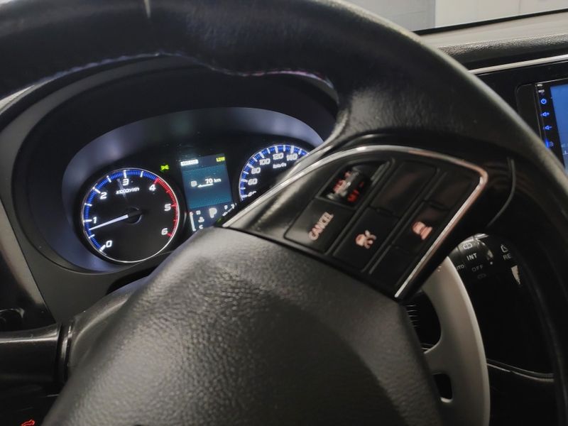 Mitsubishi OUTLANDER 2.2 4X4 16V DIESEL 4P AUTOMÁTICO 2015/2016 BETIOLO NOVOS E SEMINOVOS LAJEADO / Carros no Vale