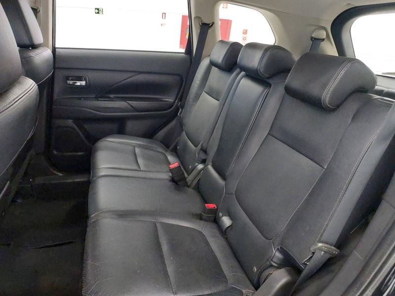 Mitsubishi OUTLANDER 2.2 4X4 16V DIESEL 4P AUTOMÁTICO 2015/2016 BETIOLO NOVOS E SEMINOVOS LAJEADO / Carros no Vale