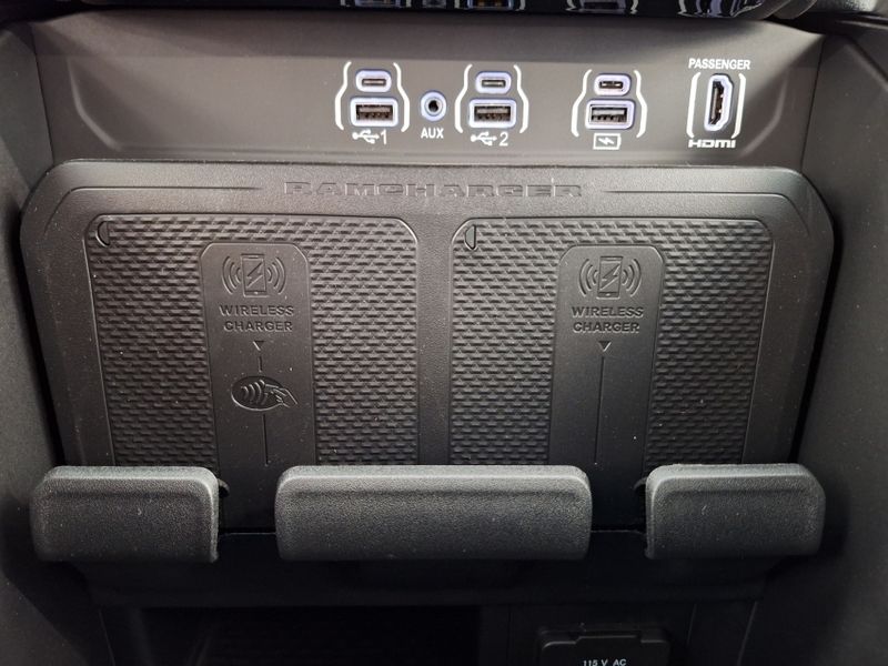 Ram 1500 3.0 HURRICANE 6 BITURBO GASOLINA LARAMIE NIGHT EDITION CD 4X4 AUTOMÁTICO 2024/2025 BETIOLO NOVOS E SEMINOVOS LAJEADO / Carros no Vale