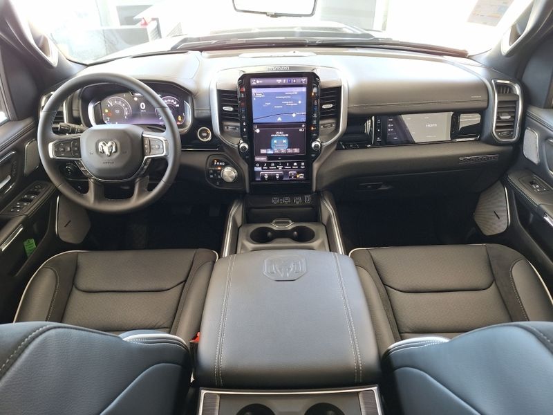 Ram 1500 3.0 HURRICANE 6 BITURBO GASOLINA LARAMIE NIGHT EDITION CD 4X4 AUTOMÁTICO 2024/2025 BETIOLO NOVOS E SEMINOVOS LAJEADO / Carros no Vale
