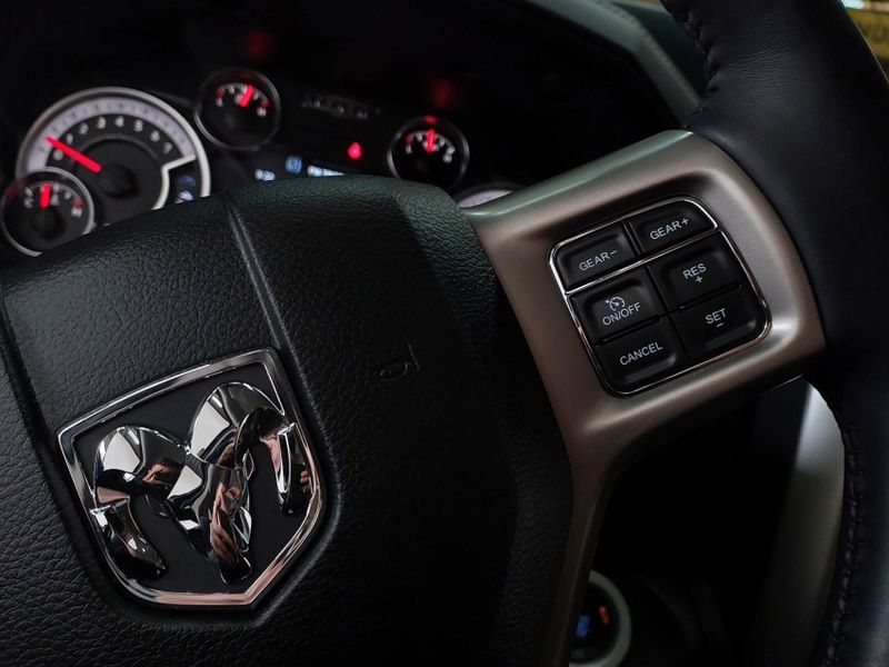 Ram CLASSIC 5.7 V8 GASOLINA LARAMIE NIGHT EDITION CD 4X4 AUTOMÁTICO 2023/2023 BETIOLO NOVOS E SEMINOVOS LAJEADO / Carros no Vale